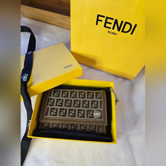 All Inclusive Fendi Brown Wallet with Iconic Monogram Pattern - Picture 11 of 14